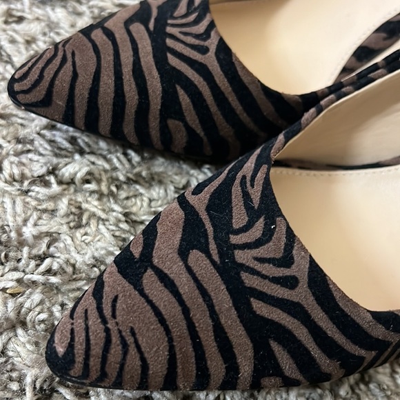 VINCE CAMUTO SAVILLA
MOCHA TEXTURED ZEBRA
HEELS SIZE 7.5 - Picture 12 of 14